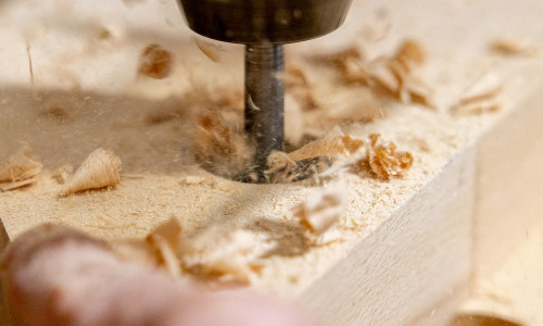 fuchs treppen holzbohrung treppenbauteil produktion nahaufnahme