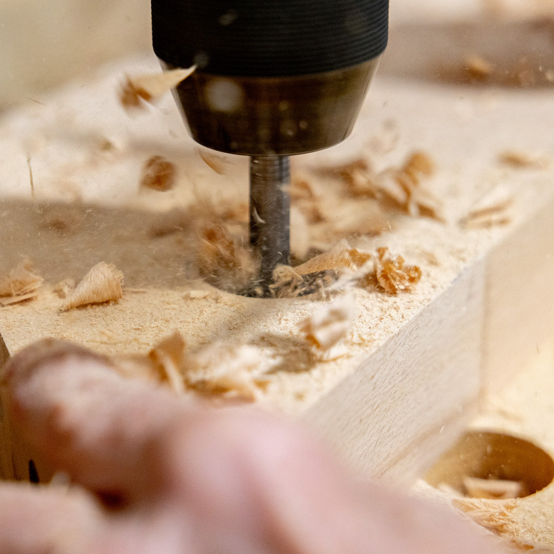 fuchs treppen holzbohrung treppenbauteil produktion nahaufnahme