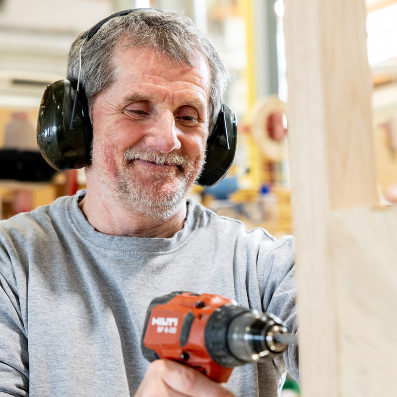 fuchs treppen holztreppe werkstatt bohren montage akkuschrauber gehoerschutz
