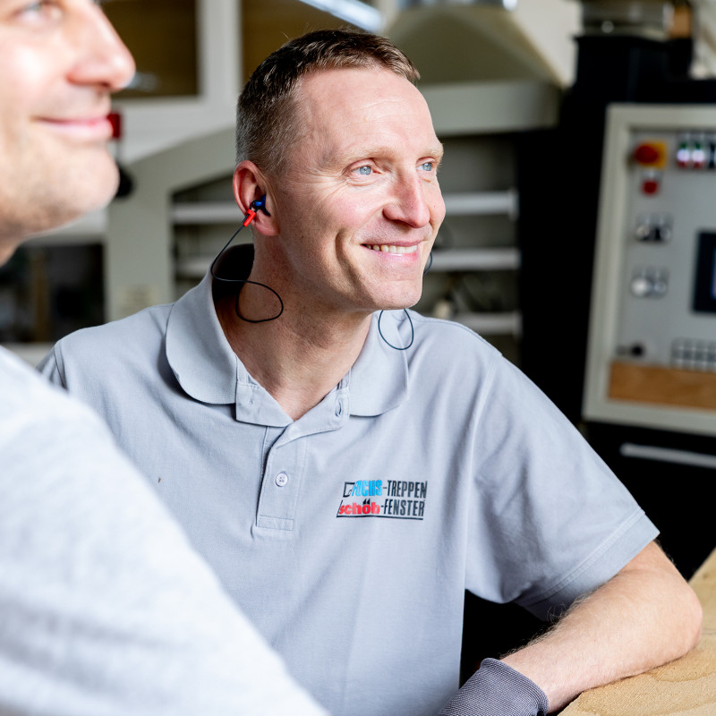 fuchs treppen holztreppe werkstatt mitarbeiter nahaufnahme maschinenbedienung