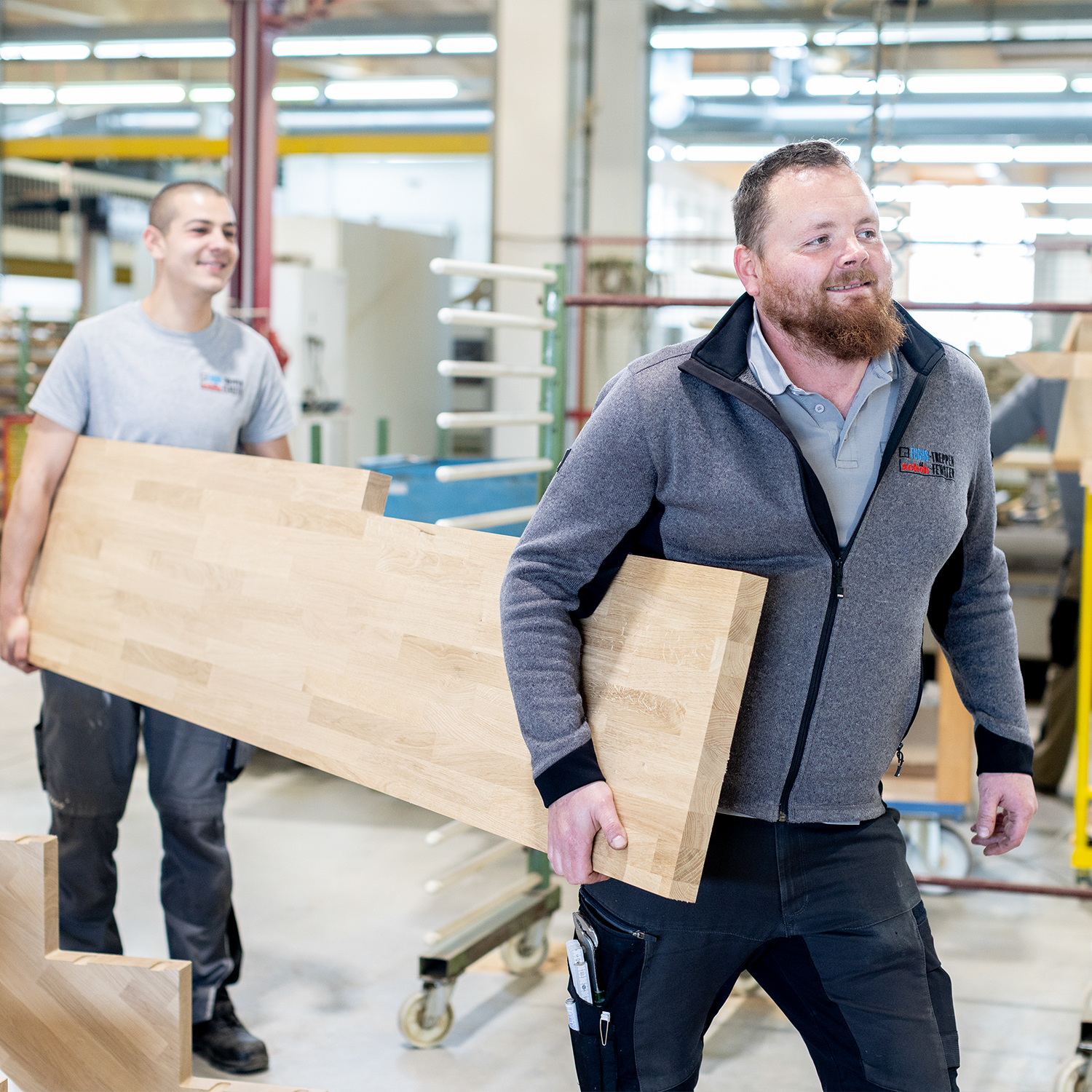fuchs treppen holztreppe werkstatt transport stufenelement treppenbau teamarbeit