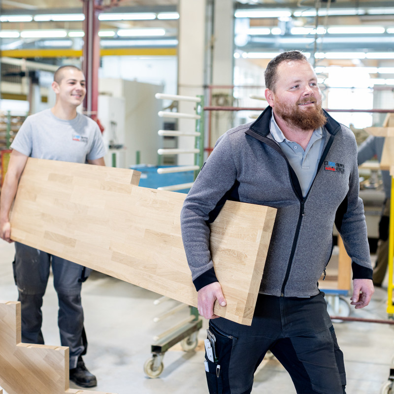 fuchs treppen holztreppe werkstatt transport stufenelement treppenbau teamarbeit