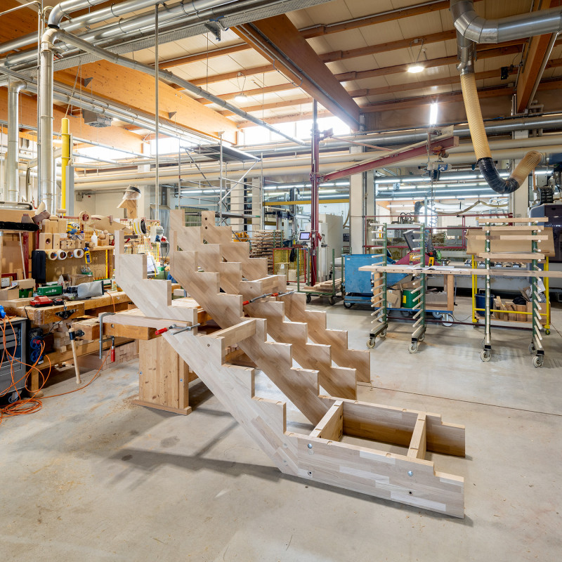 fuchs treppen vormontage massivholztreppe werkstatt treppenbau