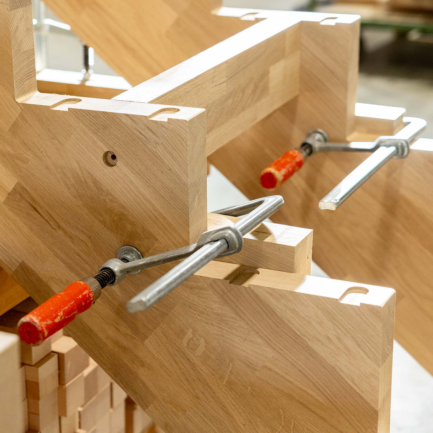 fuchs treppen holztreppe werkstatt verleimung stufenelement schraubzwingen eiche