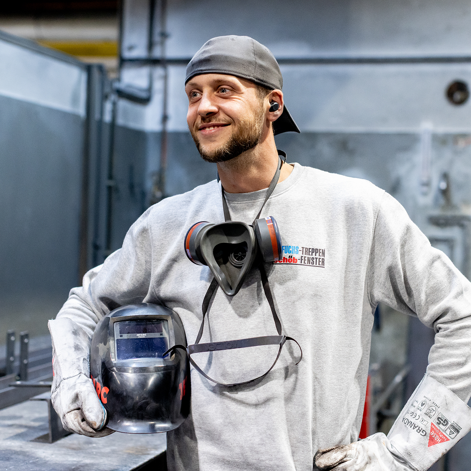 fuchs treppen stahlbau schweisser schutzhelm atemschutz werkstatt portrait