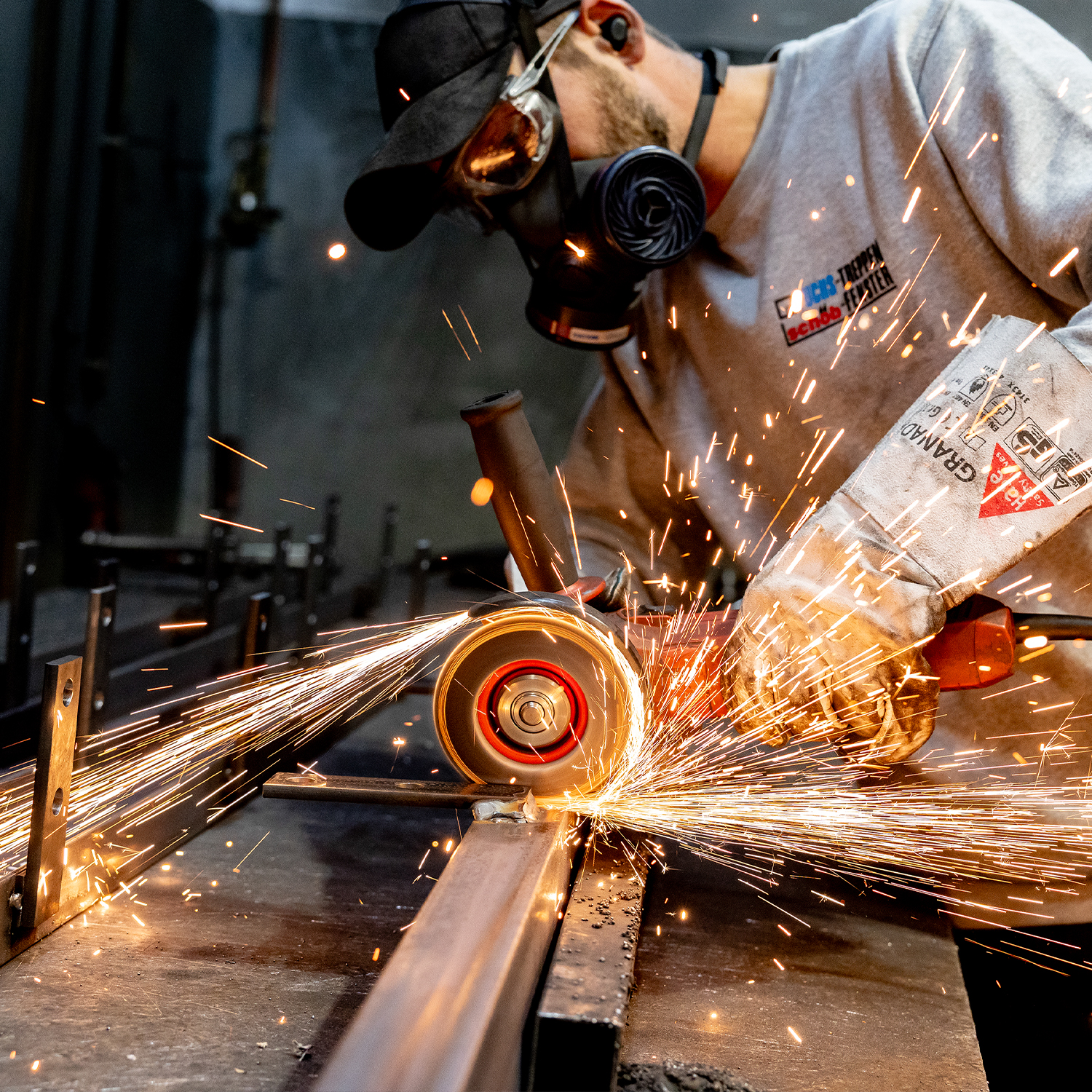 fuchs treppen stahlbau winkelschleifer funkenflug metallbearbeitung werkstatt