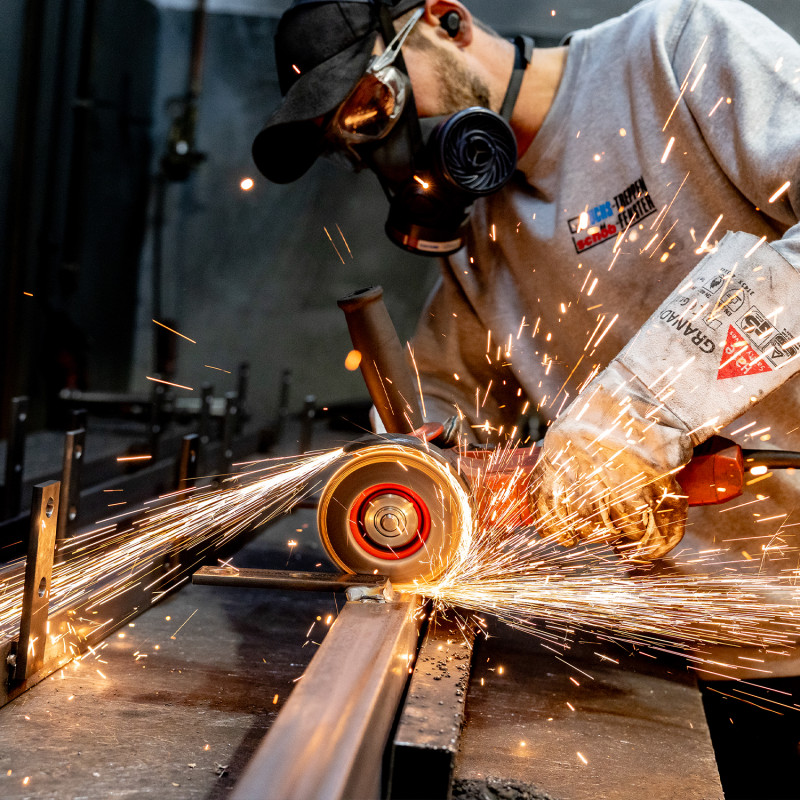 fuchs treppen stahlbau winkelschleifer funkenflug metallbearbeitung werkstatt