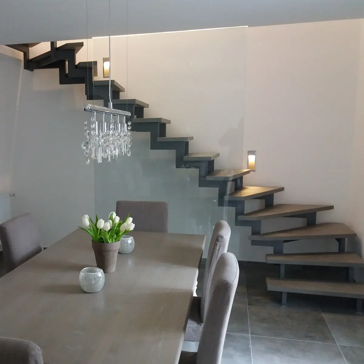 fuchs treppen zweiholmtreppe eiche kv farbig geoelt glasgelaender