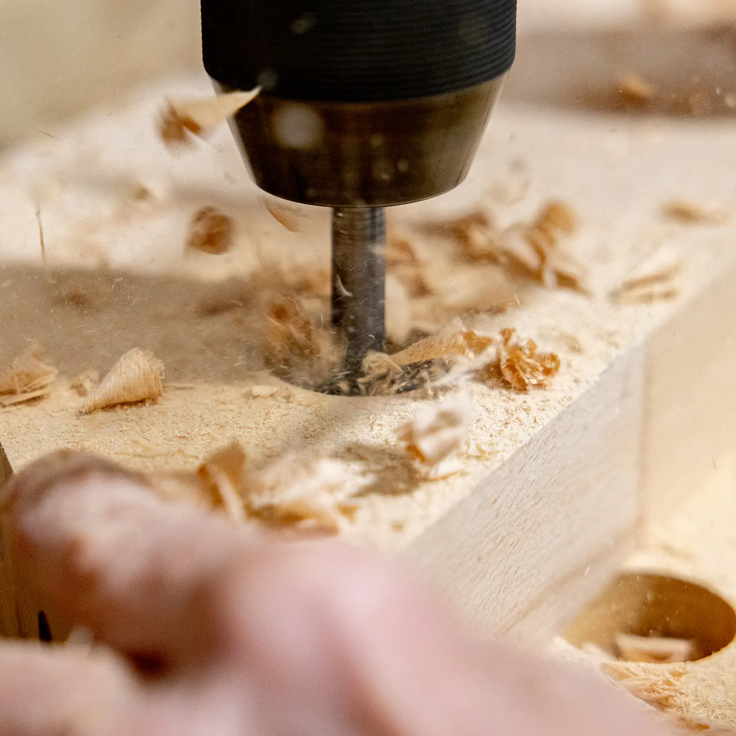 fuchs treppen holzbohrung treppenbauteil produktion nahaufnahme