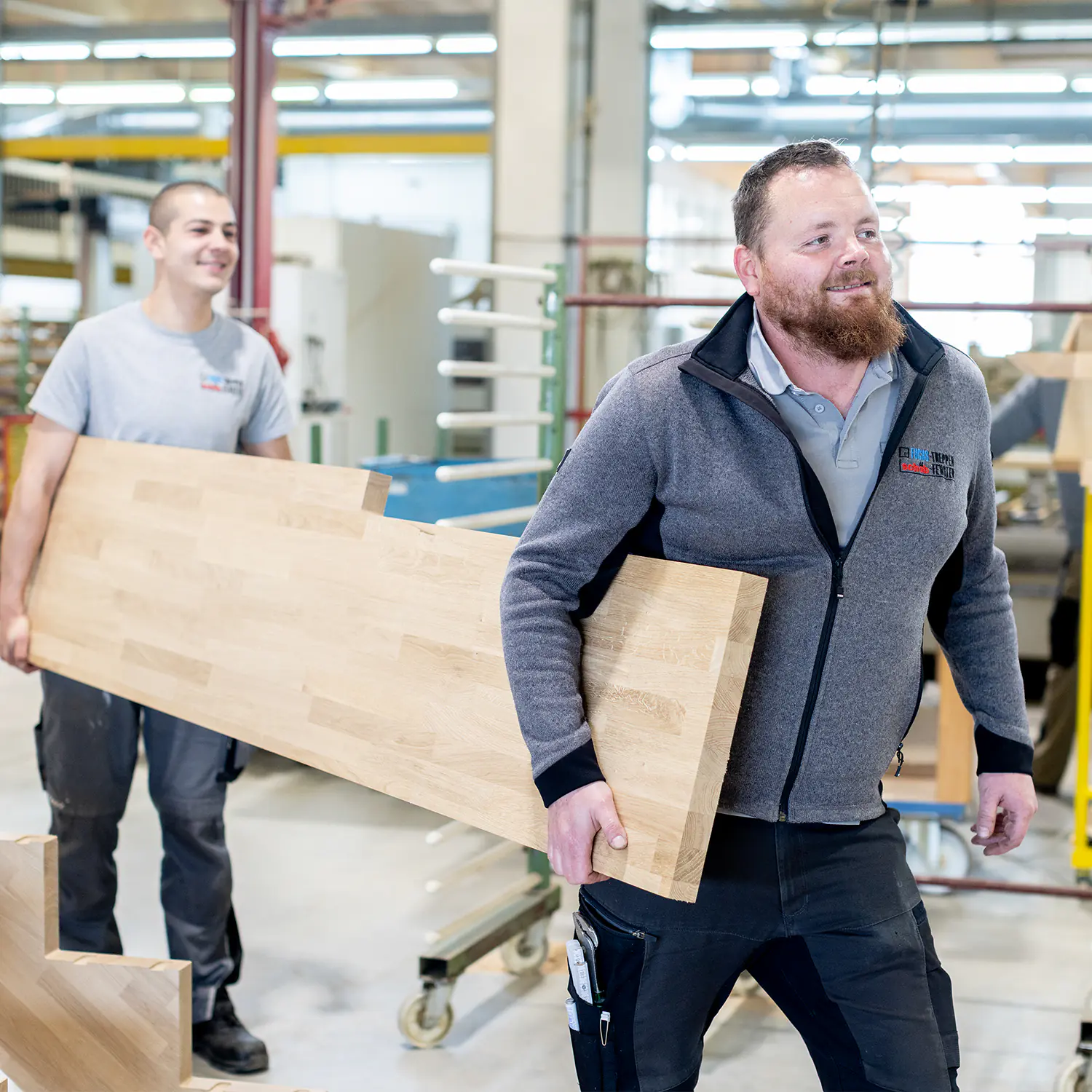 fuchs treppen holztreppe werkstatt transport stufenelement treppenbau teamarbeit