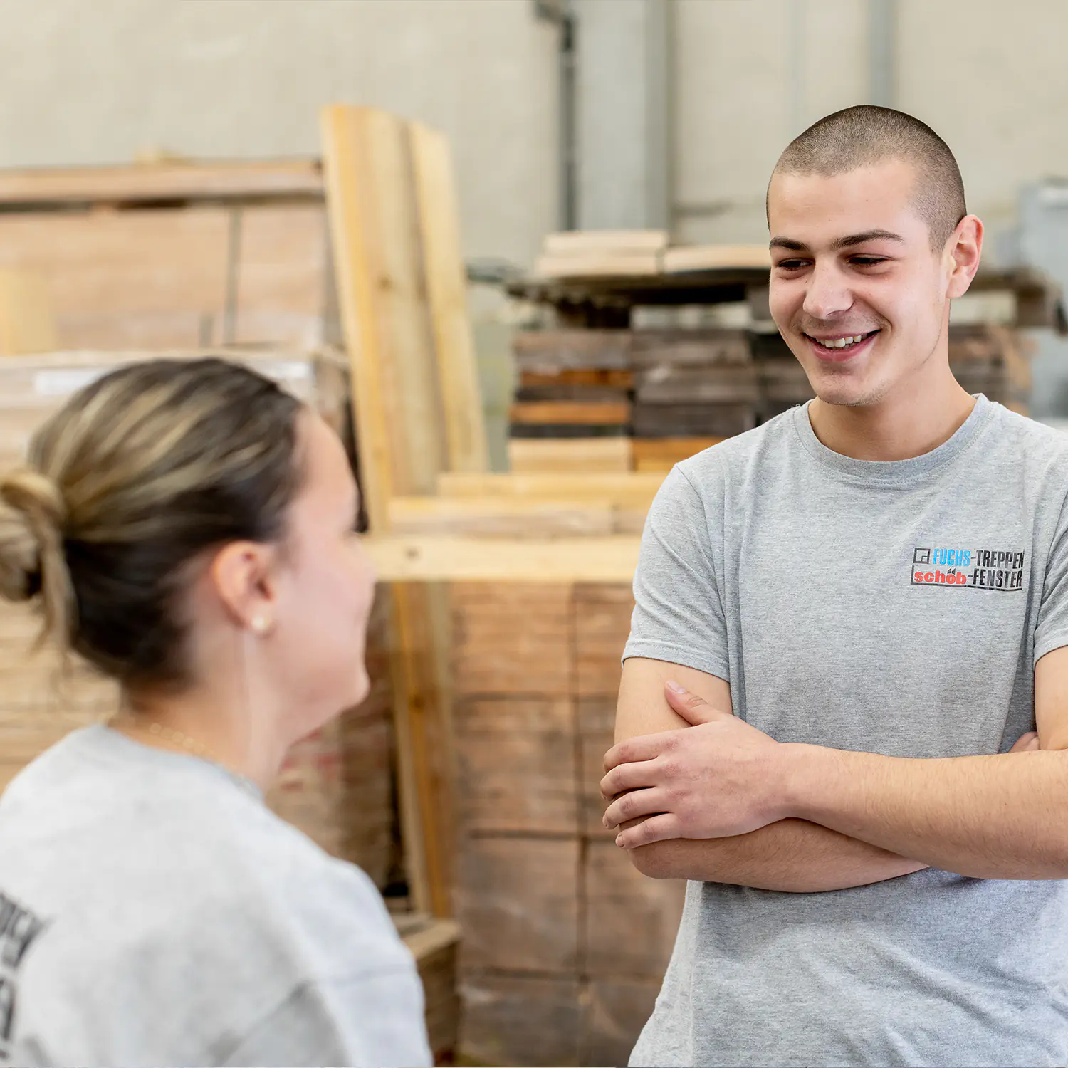 fuchs treppen team azubis werkstatt gespraech holzlager